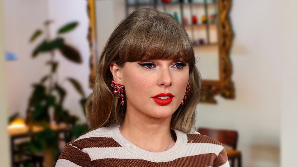 Alarmed Taylor Swift Watches As Travis Kelce Prints Out Buffalo Wild Wings Catering Menu