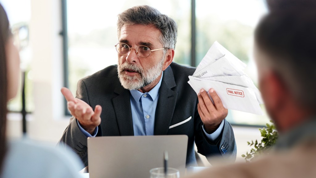 Financial Advisors Recommend Throwing Away Unopened Bills